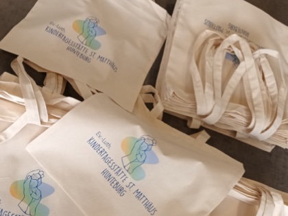 de Vries Design Hunteburg - Werbung - Firmen Werbung - Duckerei - Werbeagentur - Ostercappeln - Bad Essen - Belm - Venne - Hochzeitskarten - Werbung - Beschriftungen - T Shirt bedrucken - Trikots - Bad Essen - Osterkappeln - Hochzeit - Hochzeitsausstattung Hochzeitskarten - Grafik Design Studio Grafikfirma Hunteburg de Vries Diepholz